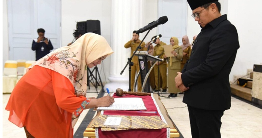 JABATAN BARU : Seorang pejabat menandatangani berita acara pelantikan dihadapan Pj Gubernur Hamka Hendra, usai pengmbilan sumpah dan janji, Senin (13/3). (foto : dok / pemprov)