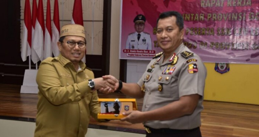 Penjabat Gubernur Gorontalo Hamka Hendra saat menyerahkan cenderamata kepada Sekretaris Utama Komjen Pol. Purwadi Arianto mewakili Gubernur Lemhanas RI, di Aula Rujab Gubernur, Kota Gorontalo, Senin (28/3). (Foto : dok/pemprov)