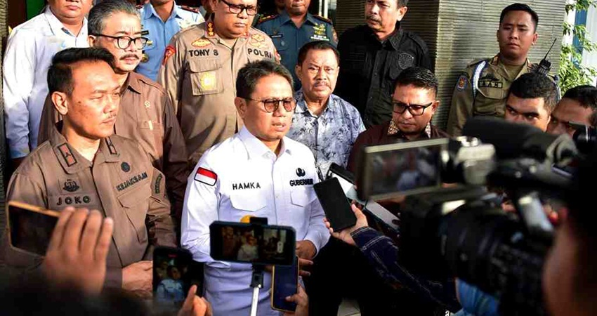 Pj Gubernur Gorontalo Hamka Hendra Noer, didampingi Kajati Gorontalo Purwanto Joko Irianto dan jajaran Forkopimda usai melakukan pertemuan terkadi anggaran Pilkada, di kantor Kejati Gorontalo, Kamis (9/3). (foto : dok /pemprov)