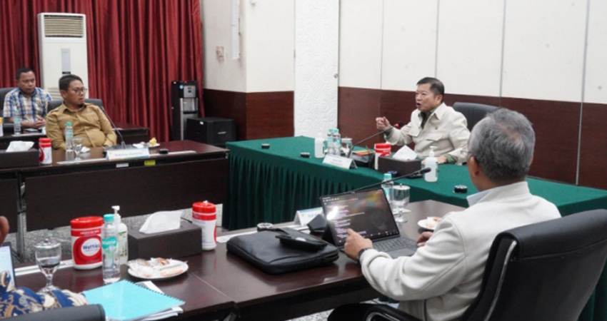 Penjabat (Pj) Gubernur Gorontalo Hamka Hendra Noer menemui Menteri Perencanaan Pembangunan Nasional/Badan Perencanaan Pembangunan Nasional (PPN/Bappenas) Suharso Monoarfa di ruang kerjanya, Senin (27/2). Pertemuan itu, sebagai upaya memperjuangkan pembangunan infrasturktur di Gorontalo, terutama perluasan Bandara Djalaludin.