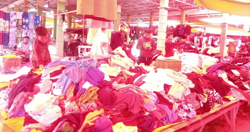 Aktivitas penjualan cabo di pasar Limboto, Kabupaten Gorontalo.