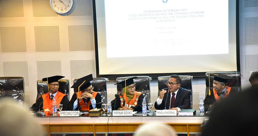 Wali Kota Gorontalo, Marten Taha, ketika didaulat menjadi penguji eksternal pada promosi doktor program pascasarjana Fisip Unhas bidang Antropologi, Senin (13/3/2023).