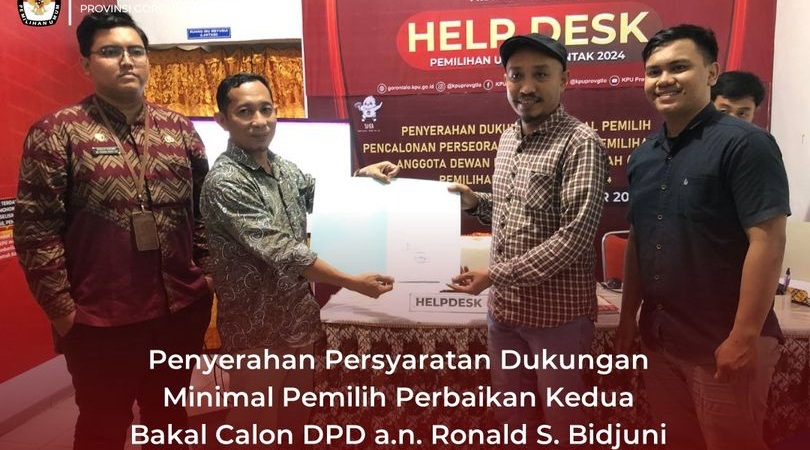 Bakal calon anggota DPD, Ronald S Bidjuni saat menyerahkan perbaikan minimal dukungan yang diterima anggota KPU Provinsi Gorontalo, Hendrik Imran, Jumat (10/3). (foto : dok / KPU)