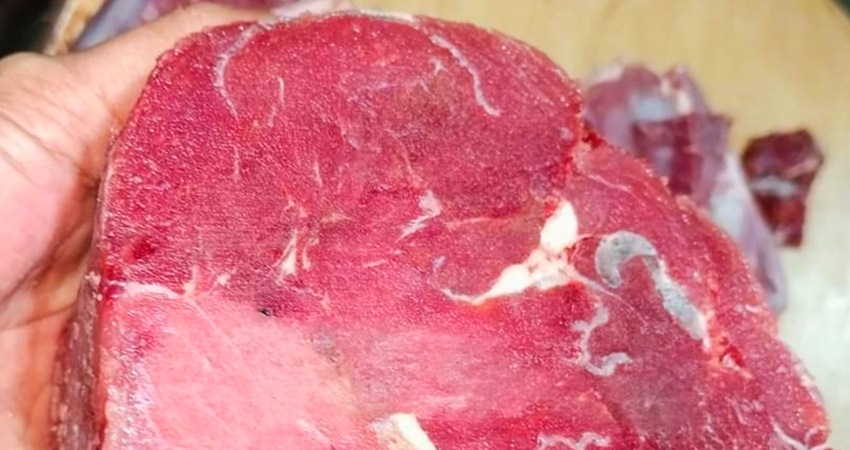 Daging sapi yang akan dijual pedagang di pasar tradisional.