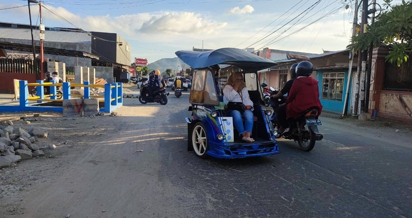 Jalan Cokroaminoto banyak debu akibat pekerjaan proyek yang tak kunjung selesai. (F. Natha/ Gorontalo Post)