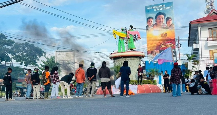 Susasana unjuk rasa tolak Perppu, yang berlangsung di Bundaran Saronde, Selasa (28/2/2023). (F. Zulkifli/ Gorontalo Post)