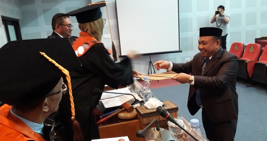 Anggota Deprov Gorontalo Arifin Djakani saat sidang promosi Doktor di Aula Fisip Unhas, Senin (13/3). (Humas)