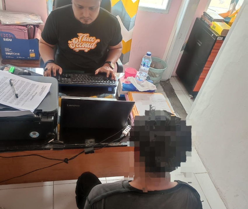 Kanit Reskrim Kota Utara, saat melakukan pemeriksaan terhadap pelaku dugaan tindak pidana pencurian sepeda motor.