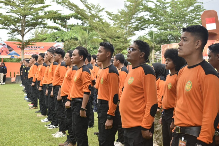 Para peserta Pelatihan Potensi SAR saat melaksanakan upacara penutupan Pelatihan Potensi SAR (Pencarian dan Pertolongan) dipermukaan air (Water Rescue) dan pelatihan teknis pertolongan medis pertama (MFR) di halaman Basarnas Gorontalo. (F. Istimewa)