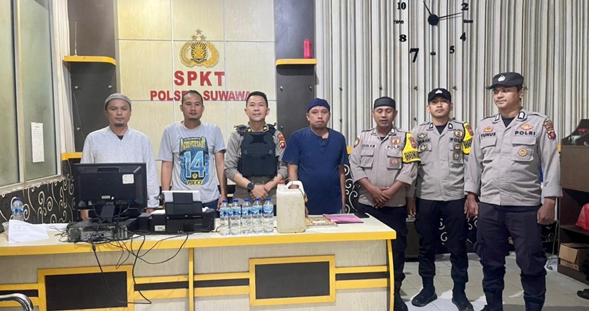 Personel Polsek Suwawa berhasil mengamankan minuman keras (Miras) saat operasi penyakit masyarakat (Ops Pekat) Otanaha, Sabtu (25/3).