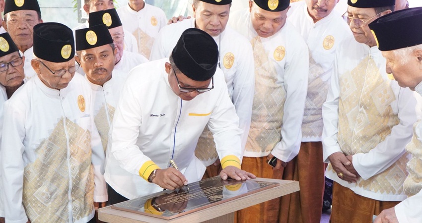 Wali Kota Gorontalo, Marten Taha, ketika memberikan sambutan pada kegiatan satu dasawarsa berdirinya Dewan Adat Gorontalo atau disebut dengan Duango Adati lo Hulothalo, Ahad (5/3/2023) di Rumah Adat Dulohupa, Kota Gorontalo. (Foto: Prokopim)