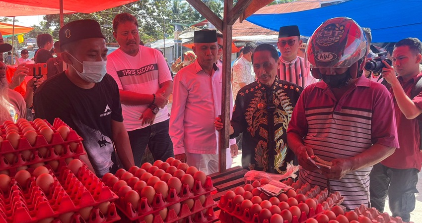 BUPATI Gorontalo Prof DR Ir Nelson Pomalingo saat menanyai harga Barito pada para pedagang.