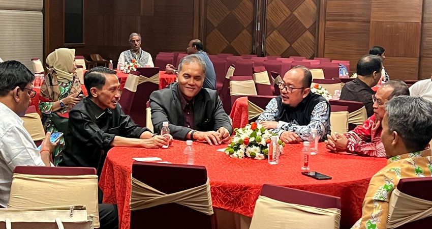 BUPATI Nelson Pomalingo saat berbincang dengan beberapa perwakilan negara dan juga delegasi dari Indonesia.