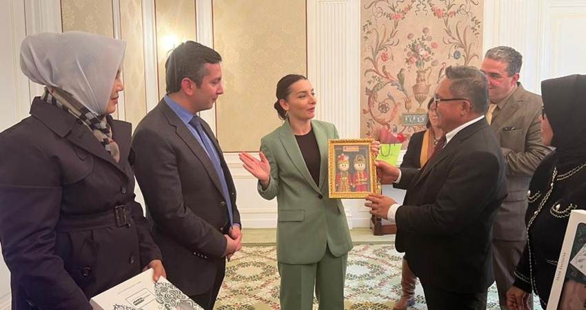 Wali Kota Gorontalo, Marten Taha tengah memaparkan potensi yang dimiliki kota-kota di Indonesia pada pertemuan antara APEKSI dengan 30 Dubes negara non blok di Prancis. (Foto: Istimewa)