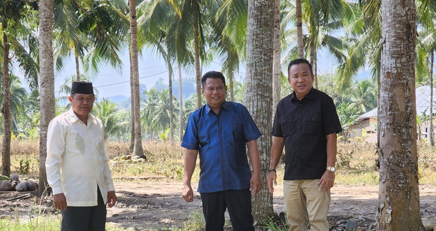 TURUN. Dua Aleg asal Kecamatan Bongomeme saat turun langsung meninjau lokasi. (F:Dok)