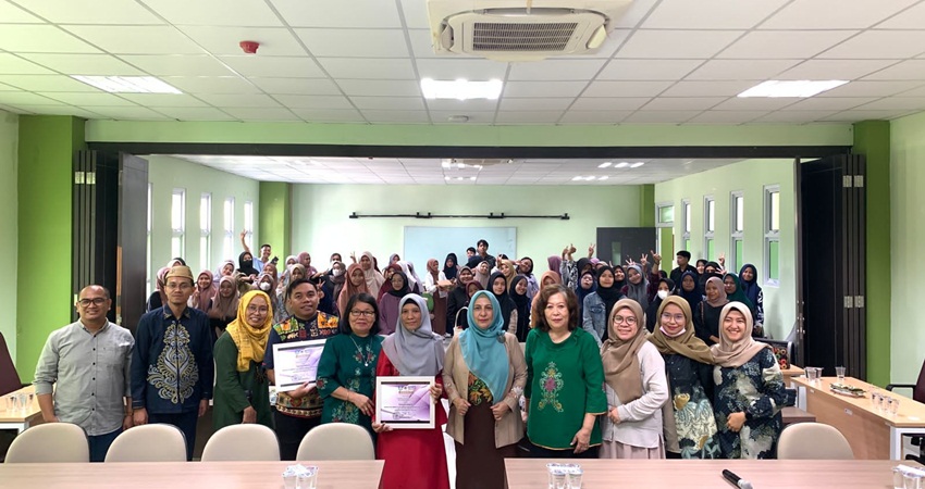 Pemberian materi oleh ketua bidang Wirausaha Universitas Negeri Gorontalo Yulinda L. Ismail, S.Pd,. M.Si. (Foto: Sriwahyini Pontoh/ MG Gorontalo Post)