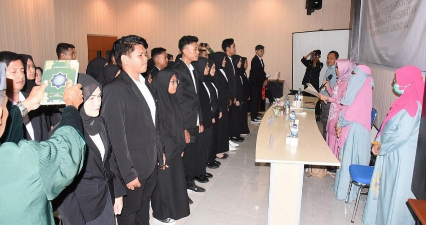 LULUSAN HEBAT : Sebanyak 47 lulusan DIII Farmasi UNG diambil sumpah sebagai ahli madya farmasi oleh Dekan FOK UNG, baru-baru ini. (foto : dok/ung)