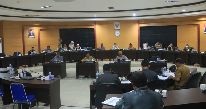 Rapat Banggar bersama TAPD Pemprov Gorontalo bersama OPD membahas pergeseran anggaran, kemarin (13/3). (Humas)