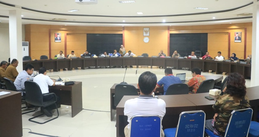 Rapat gabungan Komisi memediasi keluhan driver ojol yang dihadiri beberapa instansi teknis terkait Pemprov, kemarin (20/3). (Humas)