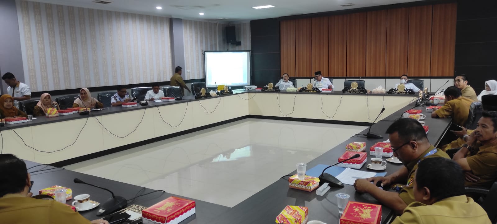 Rapat kerja Komisi A Dekot Gorontalo bersama Dinas Dukcapil, camat dan lurah se Kota Gorontalo terkait masalah data kependudukan di Kota Gorontalo, (Foto: Roy/Gorontalo Post).