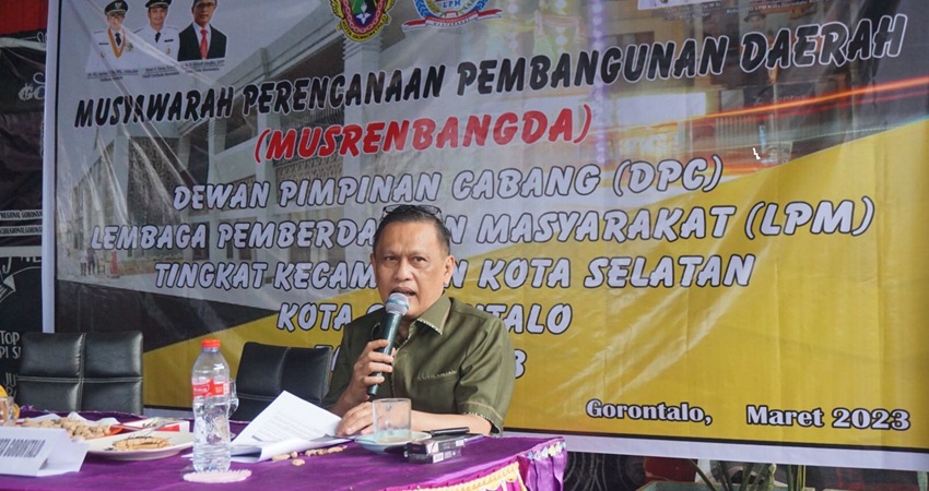 Wakil Ketua Komisi C DPRD Kota Gorontalo Ariston Tilameo saat menghadiri Musrenbang di Kecamatan Kota Selatan, Kota Gorontalo, Senin (7/3/23). (Foto: Ezi/Humas Dekot).