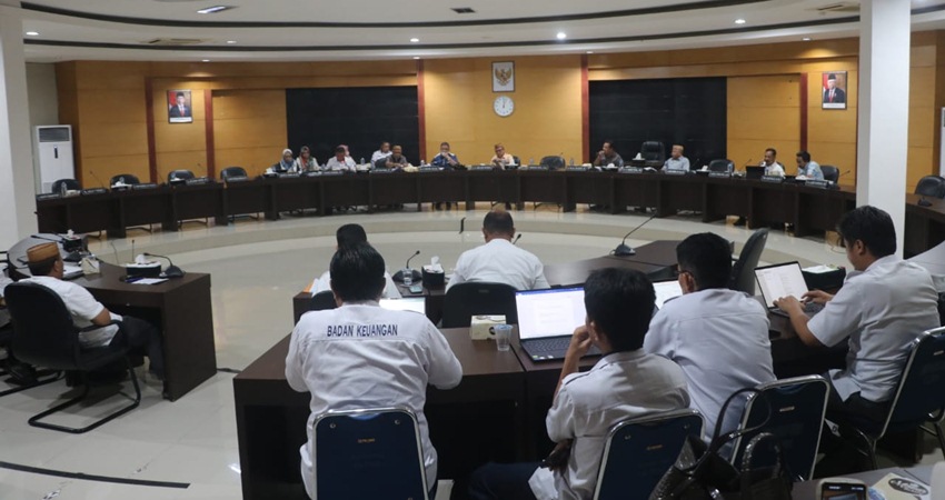 Rapat Pansus laporan keterangan pertanggungjawaban (LKPJ) Gubernur bersama OPD Pemprov, kemarin (8/3). (Humas)