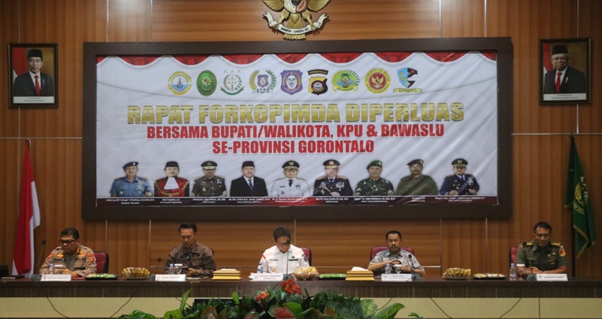 Rapat Forkopimda diperluas yang berlangsung di aula Kejaksaan Tinggi Gorontalo, kemarin (9/3) dihadiri Ketua Deprov Paris Jusuf. (Humas)