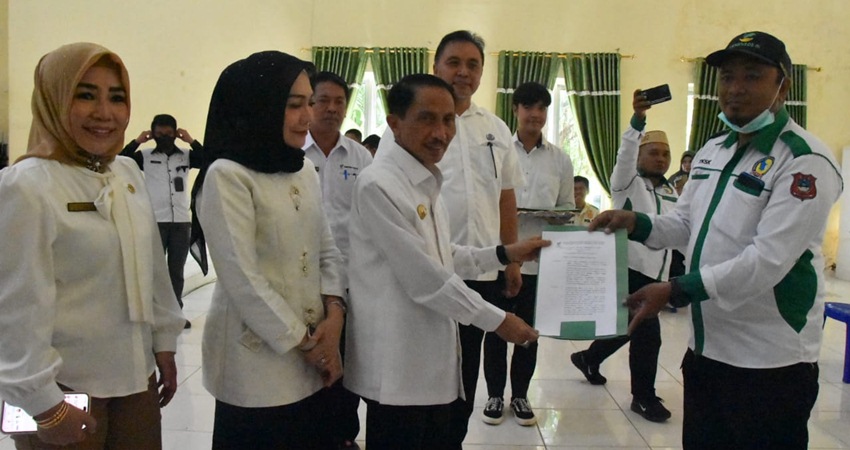 PENYERAHAN SK oleh Bupati Gorontalo Prof DR Ir Nelson Pomalingo.