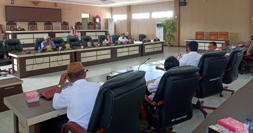 RDP DPRD Gorut bersama pihak Produsen, Distributor, dan Dinas Pertanian, terkait persoalan pupuk serta dugaan penyelundupan pupuk subsidi yang terjadi beberapa waktu lalu.