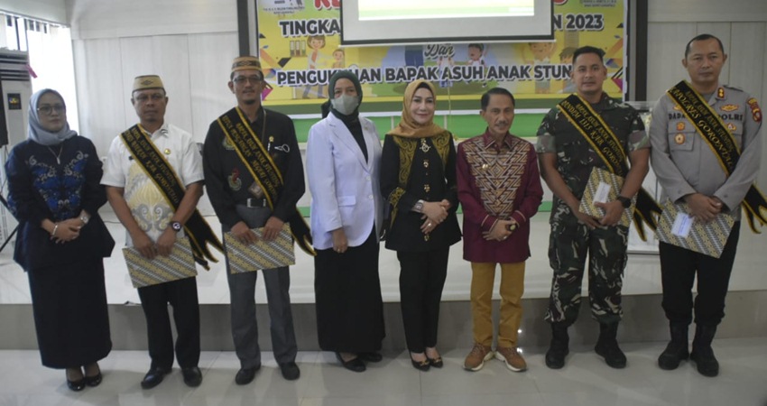 POSE Bersama Bupati Gorontalo Nelson Pomalingo dengan ayah asuh Stunting Kabupaten Gorontalo.