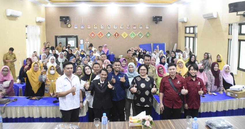 POSE Bupati Gorontalo Prof DR Ir Nelson Pomalingo bersama para pelaku UMKM.