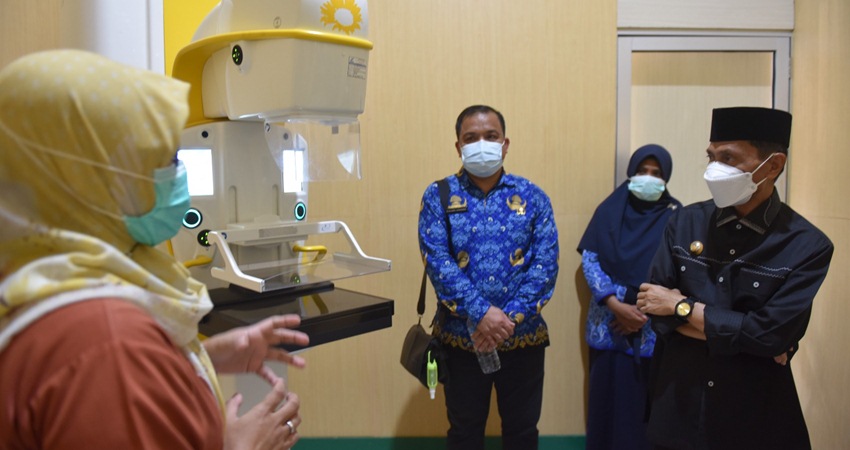 BUPATI Nelson Pomalingo saat mengecek kondisi alat medis di RSUD MM Dunda Limboto.