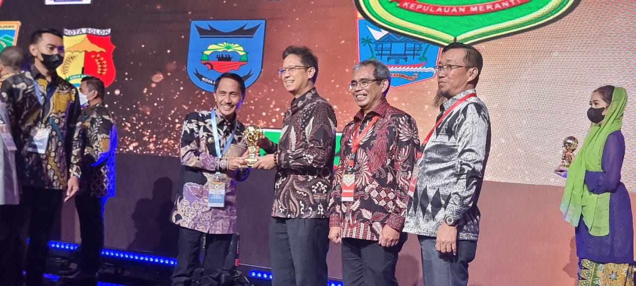 PENERIMAAN piala penghargaan oleh Bupati Gorontalo Prof DR Ir Nelson Pomalingo dari Menkes Indonesia.