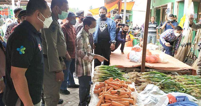 BUPATI Gorontalo Prof DR Ir Nelson Pomalingo saat melakukan pemantauan harga bahan pokok di pasar beberapa waktu lalu.