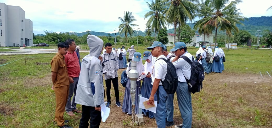 Penelitian cuaca oleh siswa SMA Negeri 2 Gorontalo di kampus 4 Universitas Negeri Gorontalo dan dibantu oleh mahasiswa jurusan Pendidikan Geografi, pada Senin (6/3) (F.Sriwahyuni Pontoh / MG Gorontalo Post).