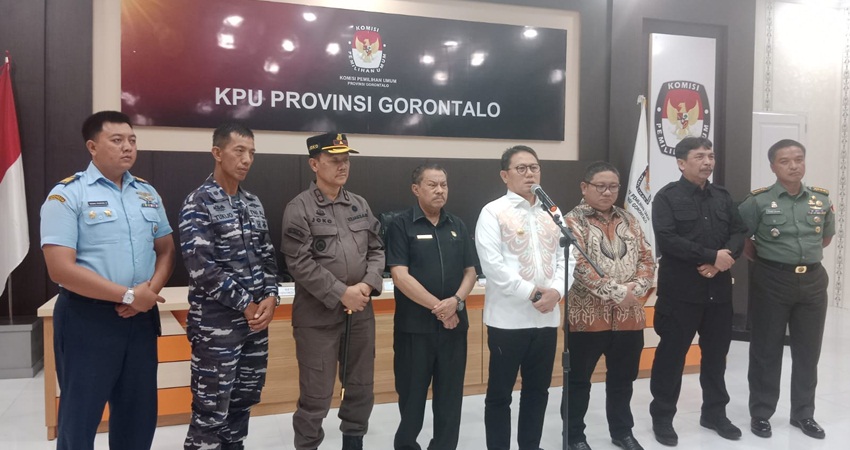 MENUJU PEMILU : Pj. Gubernur Gorontalo Hamka Hendra Noer, bersama Forkopimda, memberikan keterangan pers usai kunjungan ke kantor Bawaslu dan KPU Provinsi Gorontalo, Kamis (2/3). (Foto : Adelia Ahmad /Mg/Gorontalo Post)