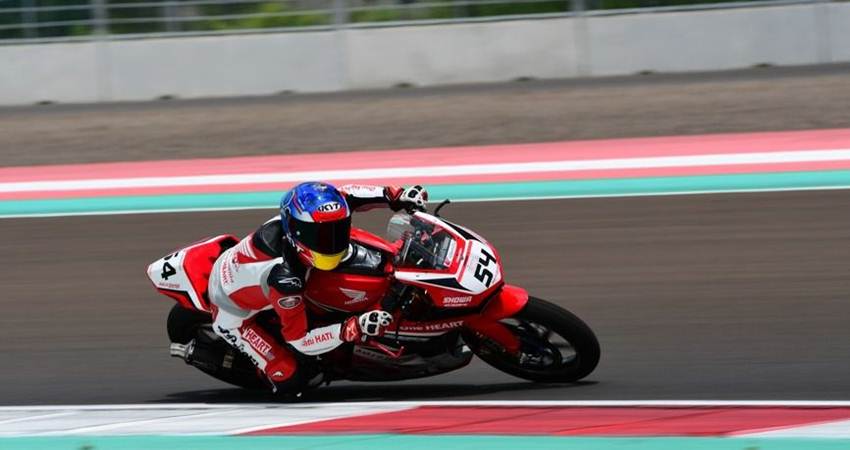 Pebalap AHRT Rheza Danica Ahrens saat tampil pada seri perdana Kejurnas Mandalika Racing Series di Pertamina Mandalika Internasional Street Circuit, Sabtu (4/3).