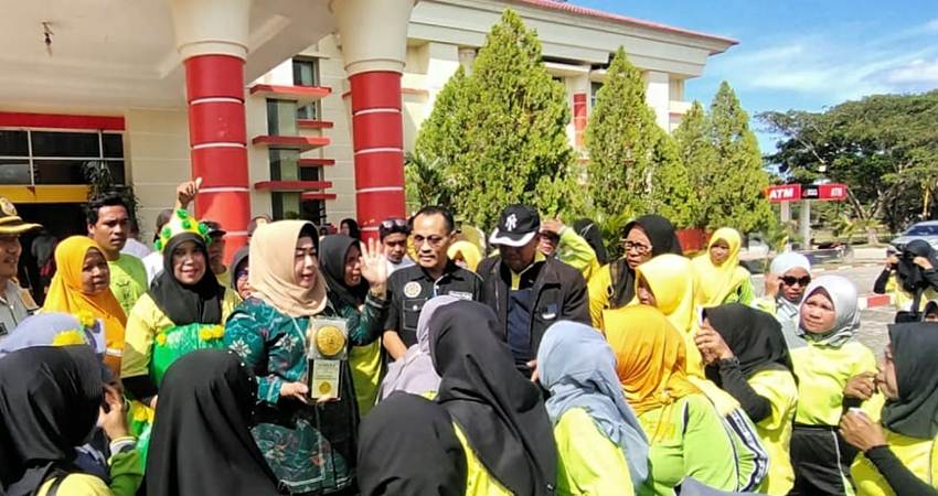 Piala Adipura yang diterima oleh Kabupaten Pohuwato tahun ini diarak oleh pasukan kuning dan diterima Wabup Suharsi Igirisa, Jum'at (3/3). (foto: Iwan Karim/Prokopim)