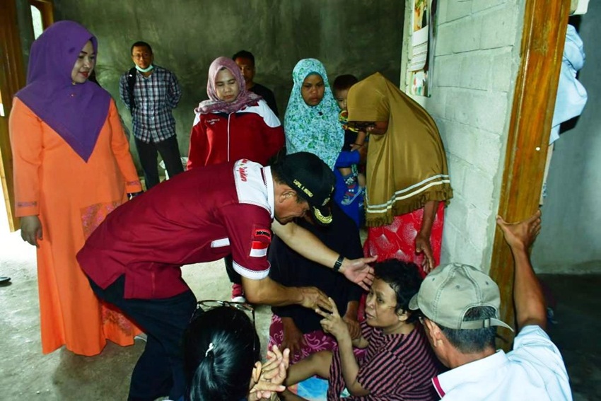 Bupati Pohuwato, Saipul A. Mbuinga saat melakukan patroli kesehatan saat pelaksanaan Gebyar SMS di Kecamatan Randangan, Senin (13/3). (foto: Iwan Karim/Prokopim)