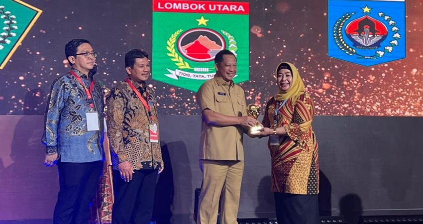 Wabup Pohuwato, Suharsi Igirisa menerima penghargaan Universal Health Coverage (UHC) JKN-KIS Award, yang diserahkan oleh Menteri Dalam Negeri, Mohamad Tito Karnavian, Selasa, (14/3). (foto: Iwan Karim/Prokopim)