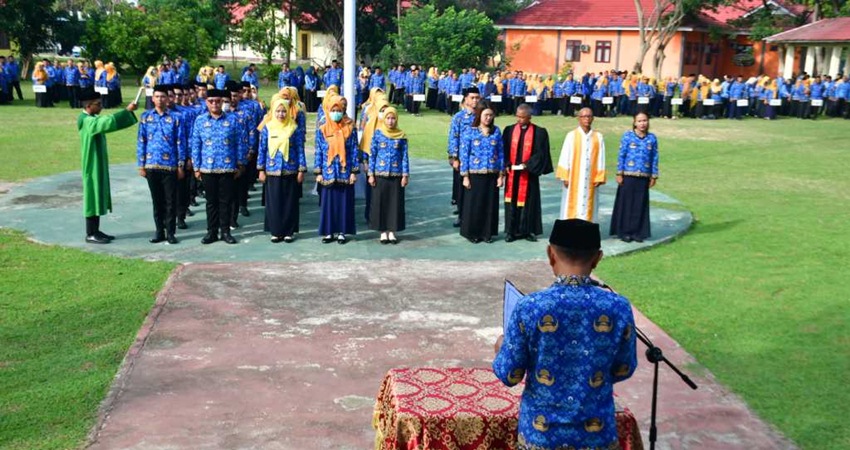 Bupati Pohuwato, Saipul A. Mbuinga saat mengambil sumpah 49 PNS Pohuwato yang baru diangkat, di halaman kantor bupati, Senin (20/3) kemarin. (foto: Iwan Karim/Prokopim)