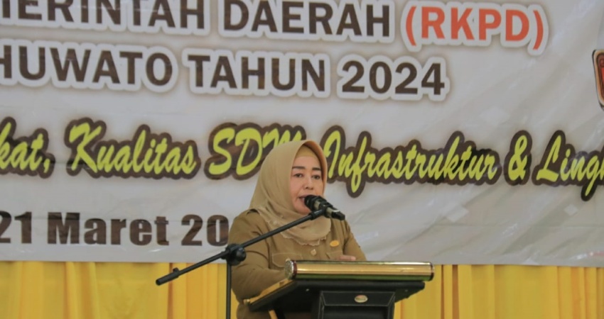 Wabup Pohuwato, Suharsi Igirisa saat membuka Musrenbang dalam rangka penyusunan RKPD Kabupaten Pohuwato tahun 2024, di gedung panua kantor bupati, Selasa (21/3). (foto: Iwan Karim/Prokopim)