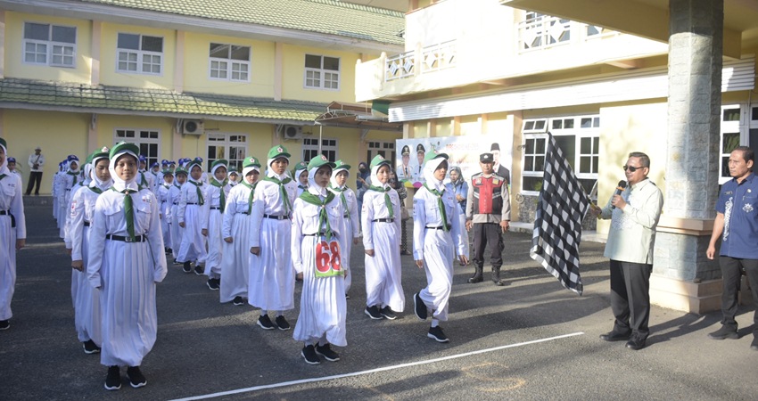 Wali Kota Gorontalo, Marten Taha, ketika melepas lomba gerak jalan antar pelajar yang diselenggarakan dalam rangka HUT ke-295 Kota Gorontalo, Kamis (16/3/2023). (Foto: Prokopim)