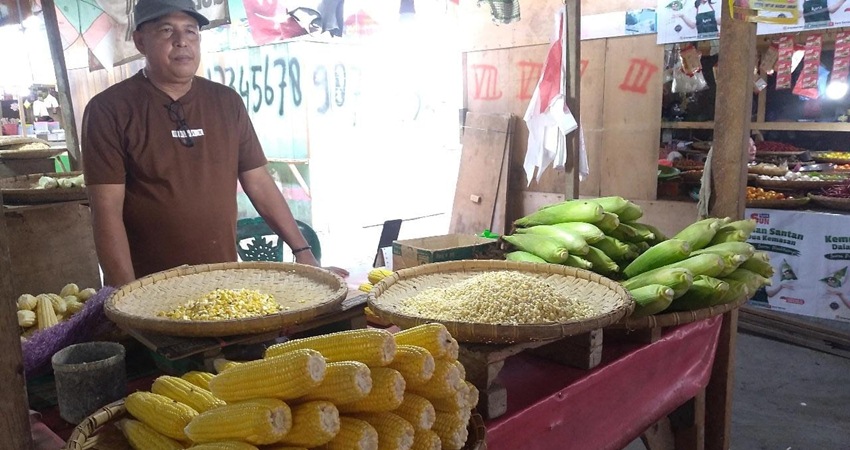 Jagung muda yang telah diiris dari tongkol dijual per liter oleh pedagang di area Pasar Sentral Gorontalo, Senin (6/3). (Foto Elvira)