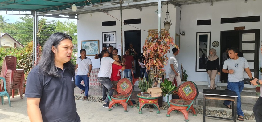 Mantan Aleg Pohuwato yang bernama ZU beserta rekan-rekannya, dijemput paksa oleh personel Polda Gorontalo di Desa Sipatana, Kecamatan Buntulia, Kabupaten Pohuwato, Selasa (28/02/2023).