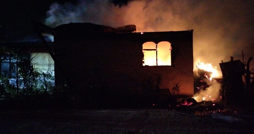 Rumah milik Arman Abdul di Desa Pantungo, Kecamatan Telaga Biru, Kabupaten Gorontalo ludes terbakar, Jumat (17/3) dini hari. (foto : gorontalo post)