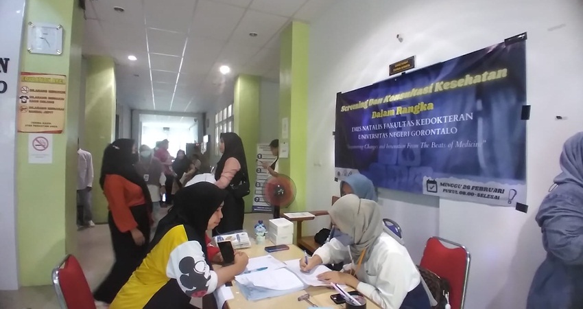 Mahasiswa fakultas kedokteran saat melakukan pelayanan kesehatan gratis, (26/2). (F:Siti Nurgian Utina)