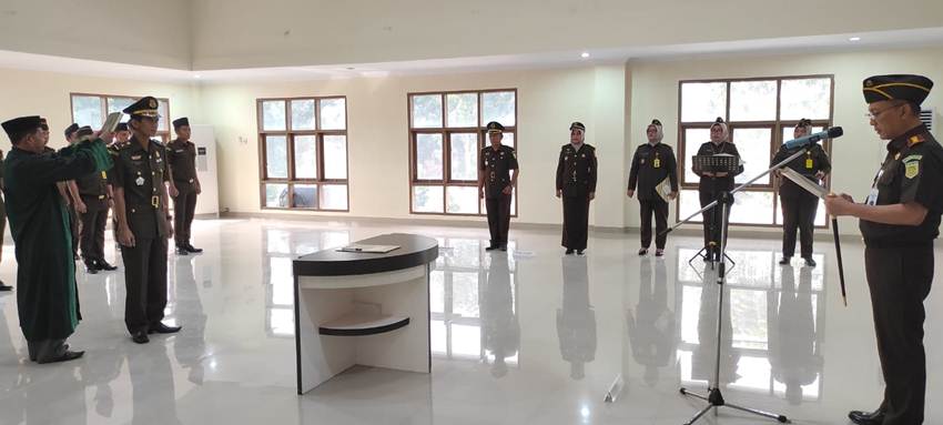 Kajari Kota Gorontalo M. Ruddy,SH.,MH saat pengambilan sumpah terhadap pejabat baru Kasi Pidsus Junaedy di momen pelantikan dan sertijab, di gedung Kejari Kota Gorontalo, Kamis (2/3/23). (Foto: Roy/Gorontalo Post).