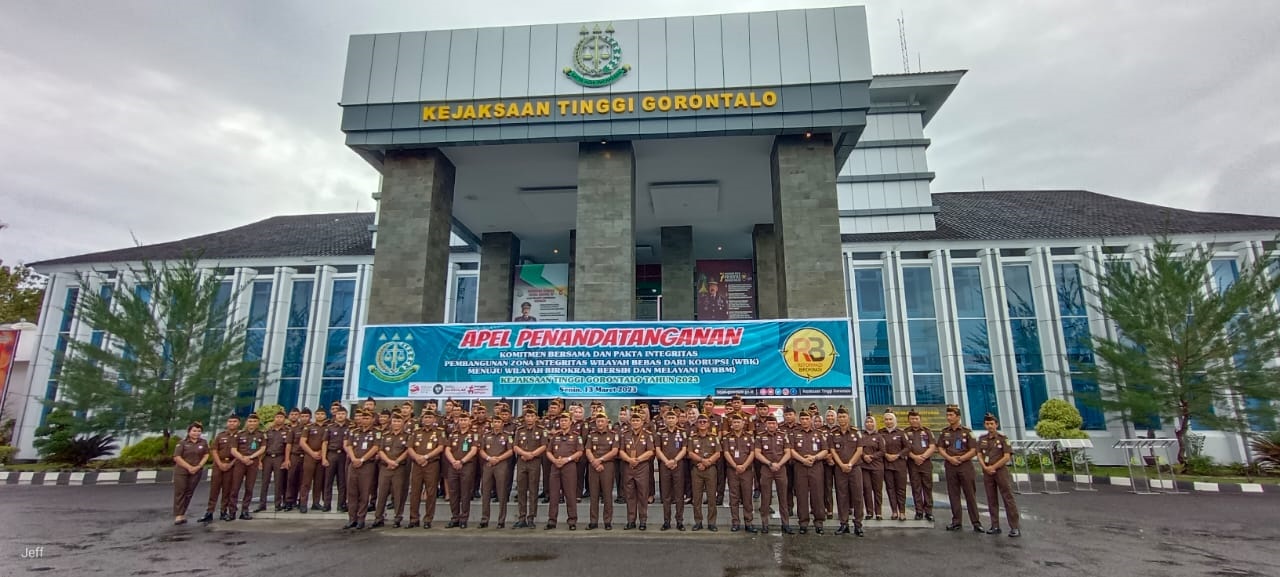 Seluruh pegawai Kejati Gorontalo usai apel penandatanganan komitmen bersama dan pakta integritas seluruh pegawai Kejaksaan di Gorontalo, Senin (13/03/23).