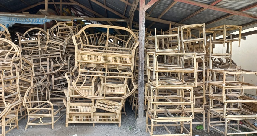 Kerajinan kursi rotan di Jalan Flamboyan, Kecamatan Tilango, Kabupaten Gorontalo.